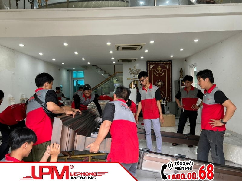 Đội ngũ nhân viên chuyên nghiệp, tận tâm LephongMoving