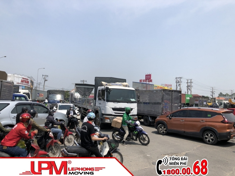 Tình trạng kẹt xe vào giờ cao điểm ảnh hưởng đến việc chuyển nhà quận 6