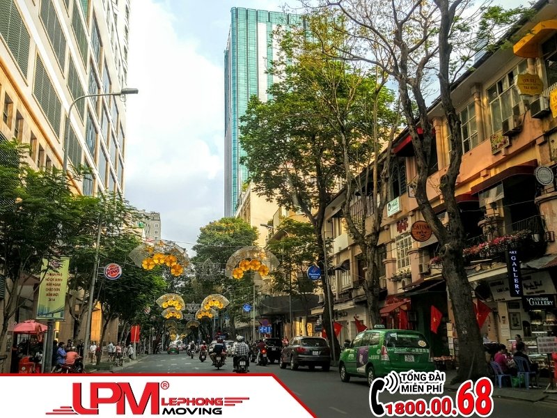 Đồng Khởi là tuyến đường thường xuyên ách tắc tại quận 1.