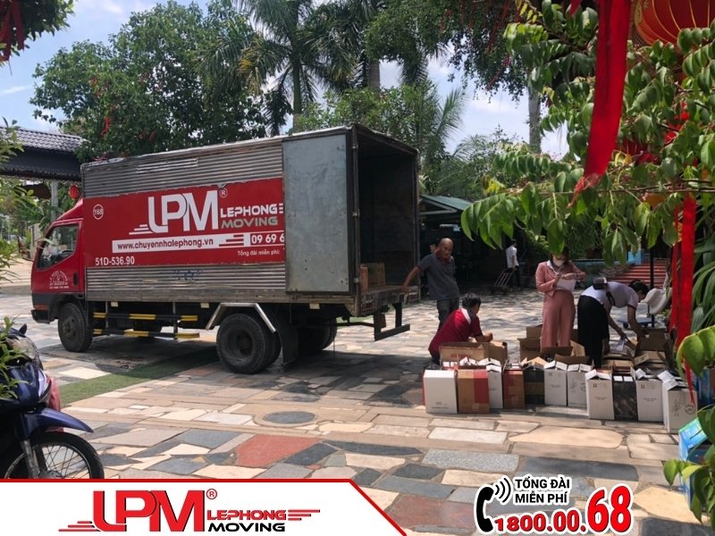 Hình ảnh taxi tải quận 1 của LephongMoving phục vụ khách hàng