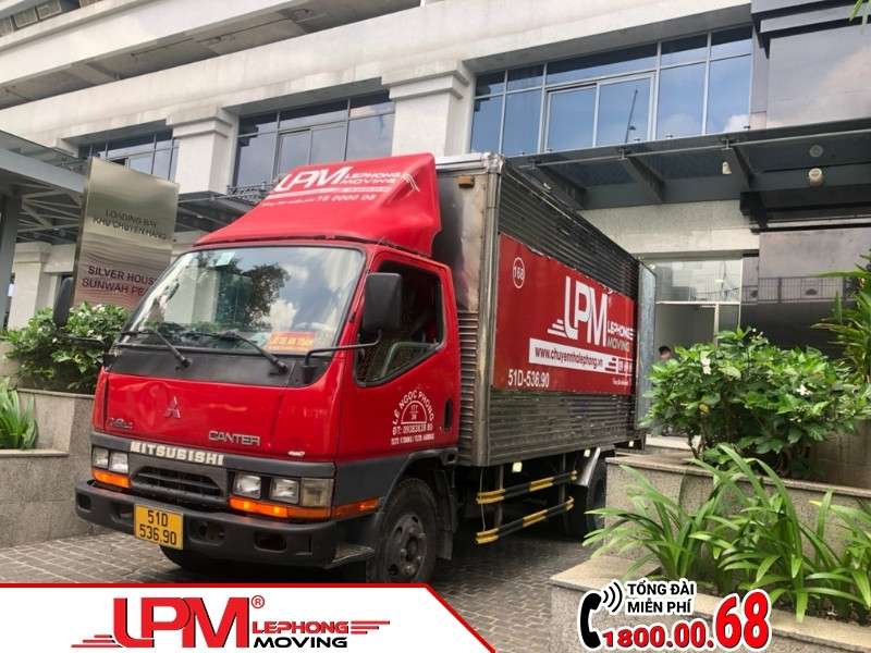 Taxi tải quận 1 của LephongMoving hỗ trợ khách hàng chuyển văn phòng.
