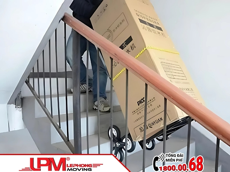 Di chuyển két sắt lên cầu thang