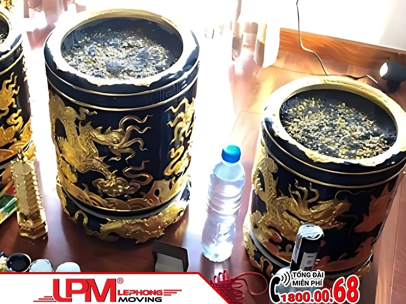Bát hương cũ cần được xử lý đúng cách, tránh phạm phong thủy.