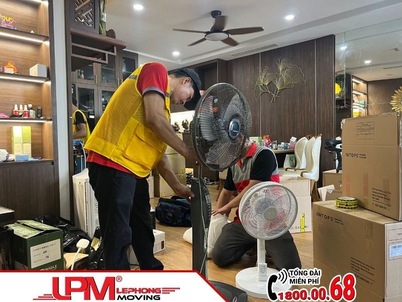 Nhân viên đang tháo lắp, đóng gói đồ đạc trước khi vận chuyển.