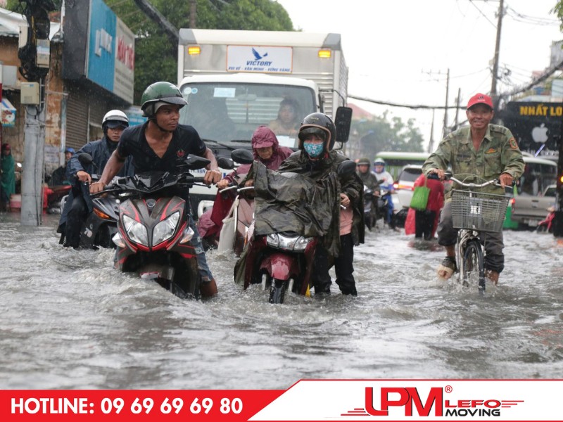 Việc tự di chuyển văn phòng quận 9 vô cùng khó khăn bởi nơi đây có một số tuyến đường thường xuyên bị ngập nước