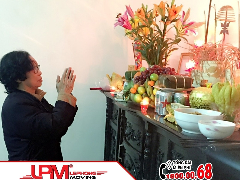 Người thực hiện thủ tục hóa giải bát hương là gia chủ, thầy cúng, thầy phong thủy.