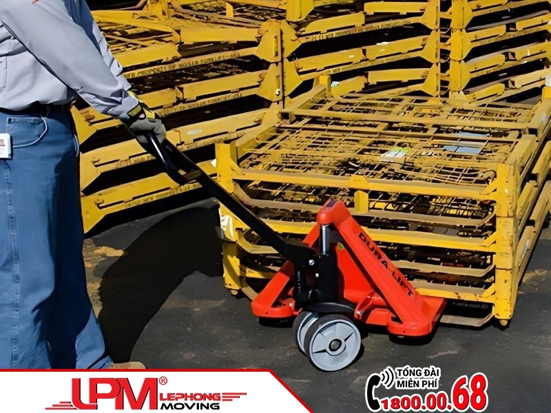 Sử dụng xe nâng tay trong khuân vác đồ đạc