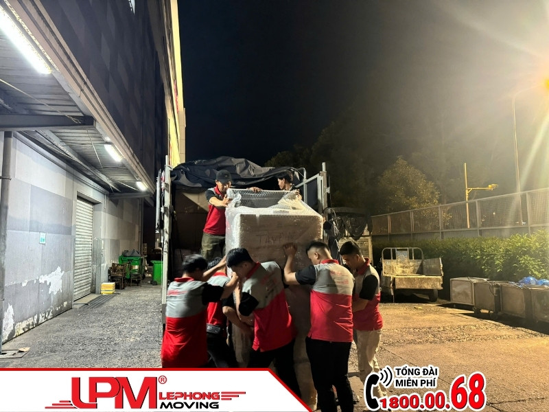 Taxi tải quận Tân Phú của LephongMoving phục vụ 24/7.