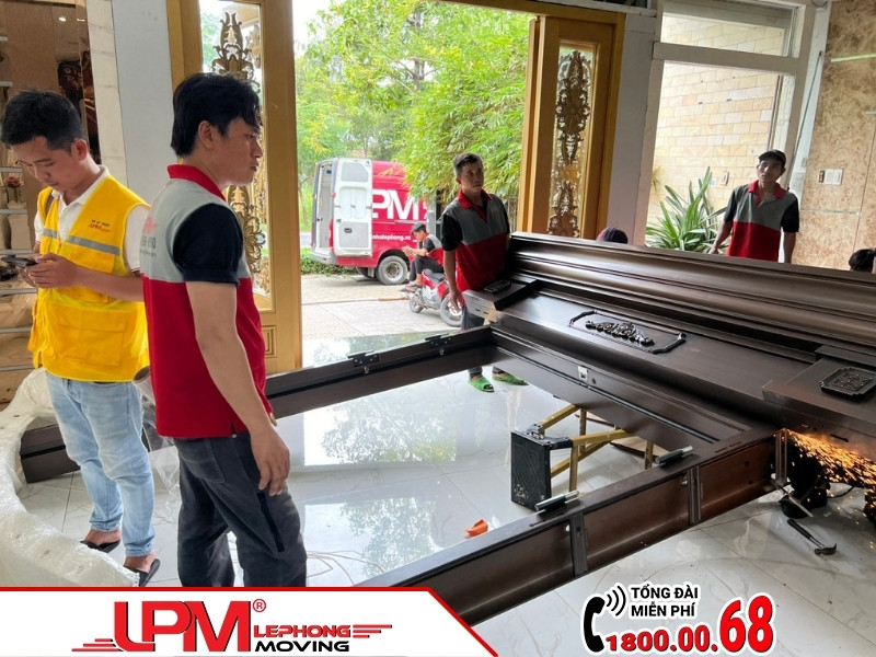 Thiết bị cồng kềnh, giá trị cao được LephongMoving vận chuyển cẩn thận.