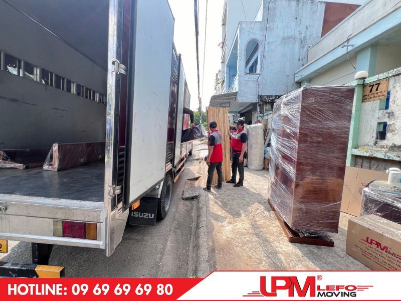 Dịch vụ chuyển két sắt lên cầu thang tại LephongMoving có chi phí phải chăng và chính sách bảo vệ khách hàng rõ ràng