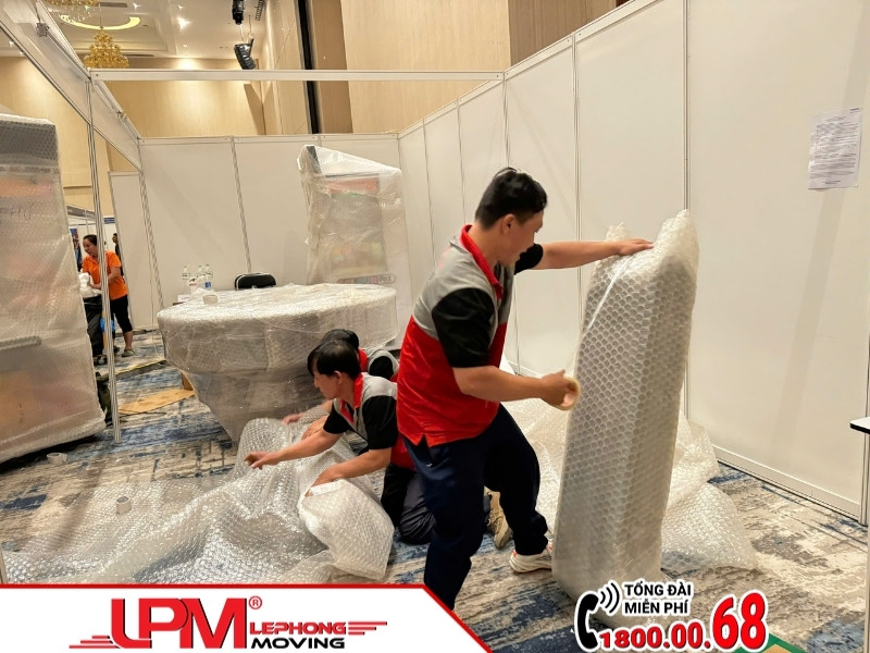 Đồ đạc được đóng gói cẩn thận trước khi vận chuyển.