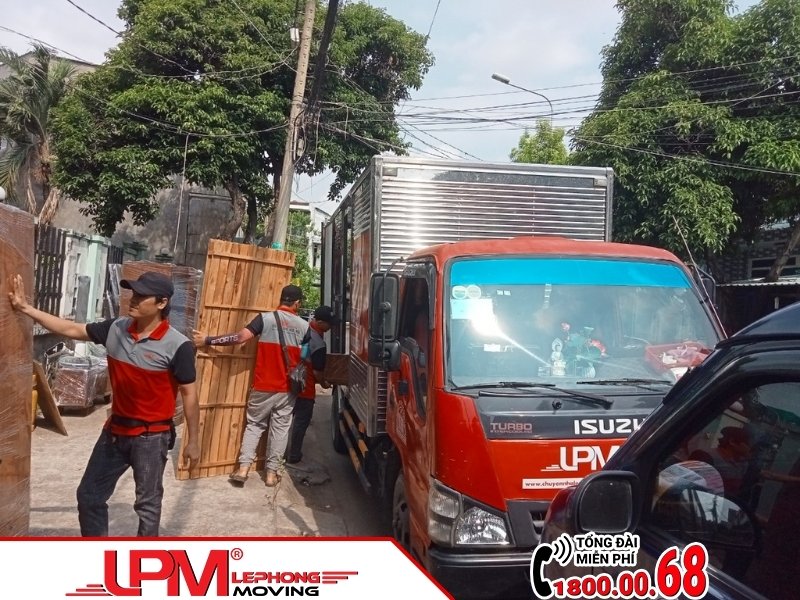 Hình ảnh xe tải đội ngũ LephongMoving đang sắp đồ đạc lên xe