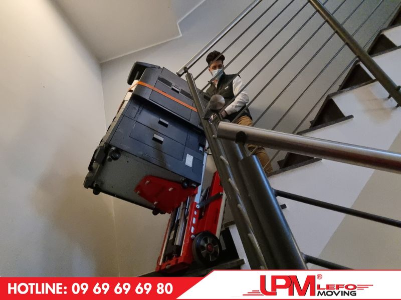 Chuyển két sắt lên cầu thang là một công việc khó khăn và tiềm ẩn nhiều rủi ro