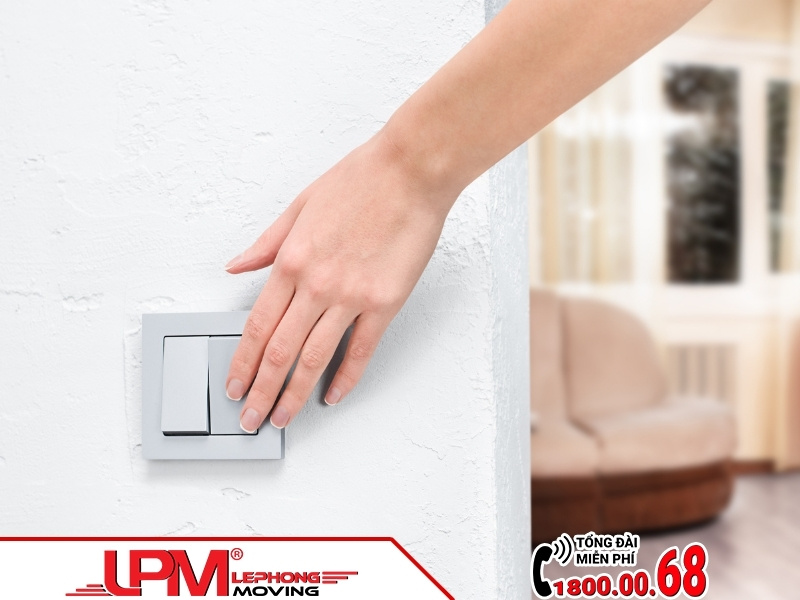 Mở toàn bộ đèn và cửa trong văn phòng mới khi cúng nhập trạch