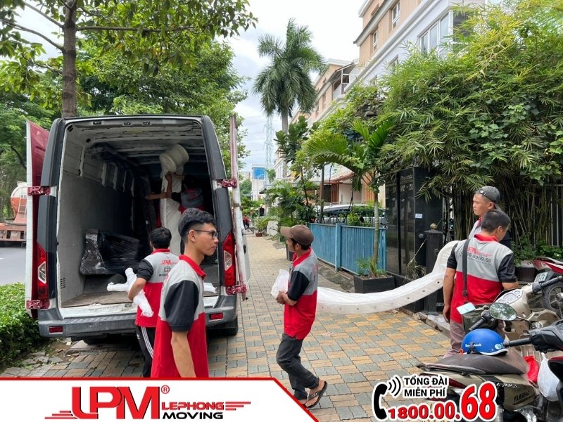 Taxi tải quận 8 dễ dàng di chuyển trong các ngõ sâu hẻm nhỏ.