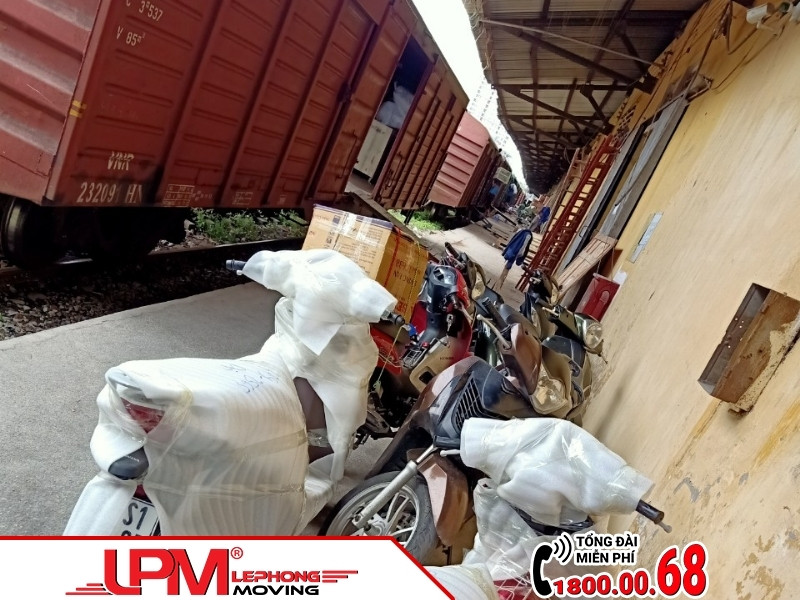 Bao bọc xe máy để vận chuyển bằng đường tàu hỏa