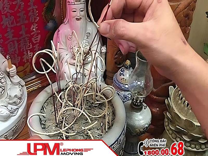 Khi nào thì nên tỉa chân nhang bàn thờ ông Địa?