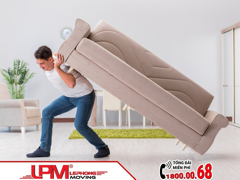 Không nên khiêng đồ nặng cồng kềnh khi chuyển nhà