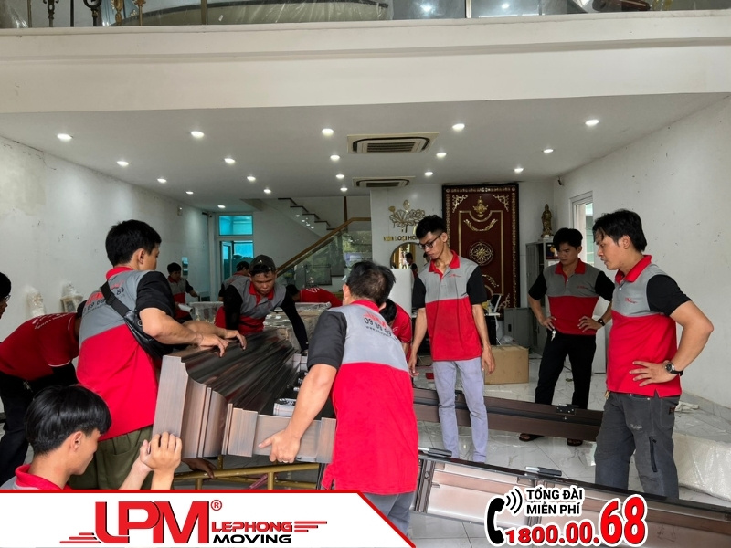 Người dân sử dụng dịch vụ taxi tải quận 4 chuyển nhà.