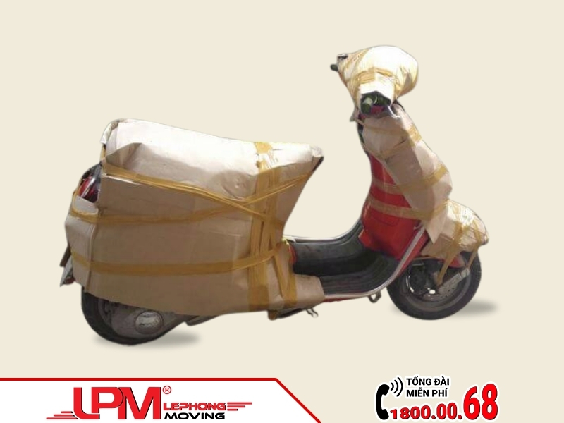 Sử dụng bìa carton tạo lớp đệm chống va đập cho xe máy