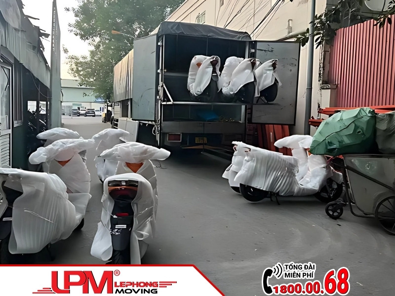 Bao bọc xe máy để vận chuyển bằng xe tải có bửng nâng