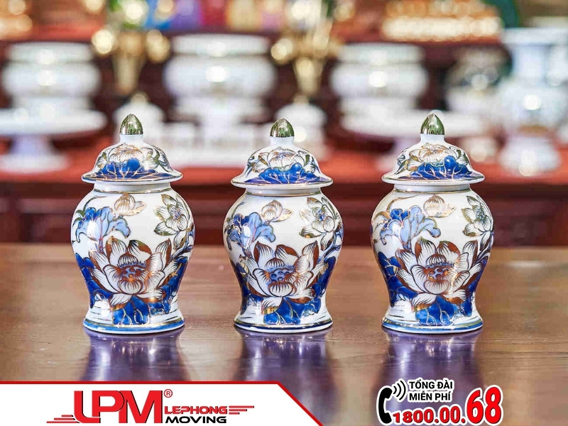 Đặt 3 hũ gạo, muối, nước trên bàn thờ