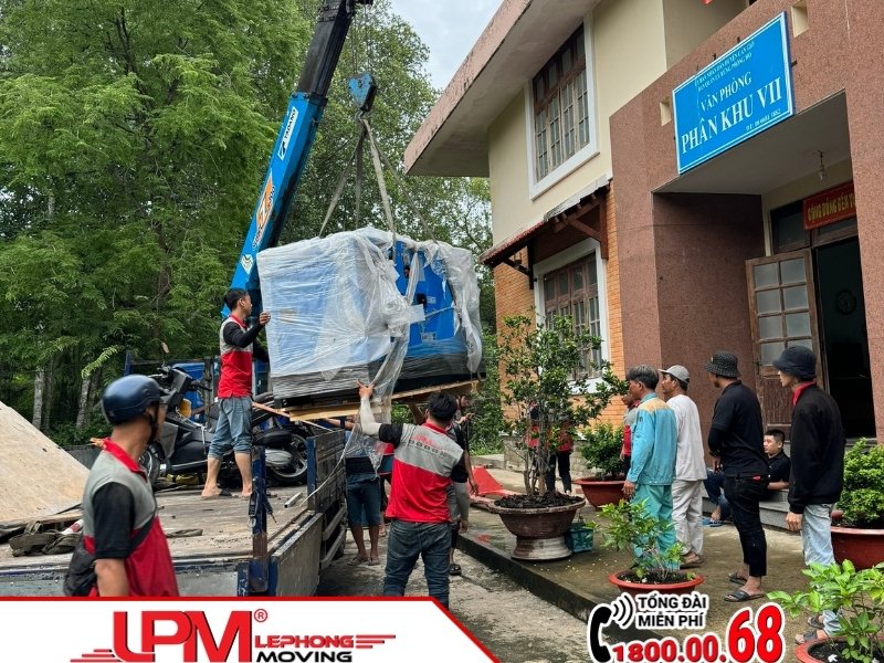 Đội ngũ mặc đồng phục, có bảng tên nhân viên
