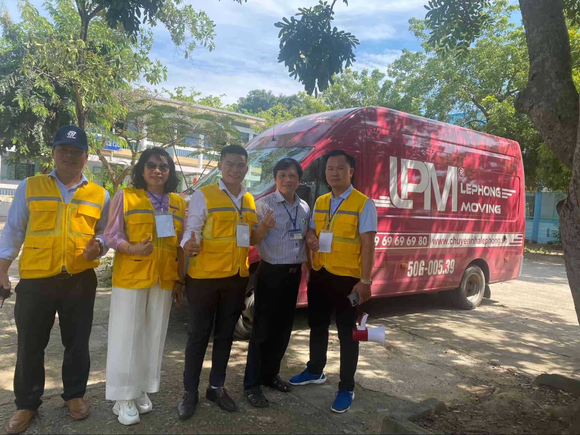 Đội ngũ LephongMoving thực hiện quyên góp hỗ trợ học sinh sinh viên
