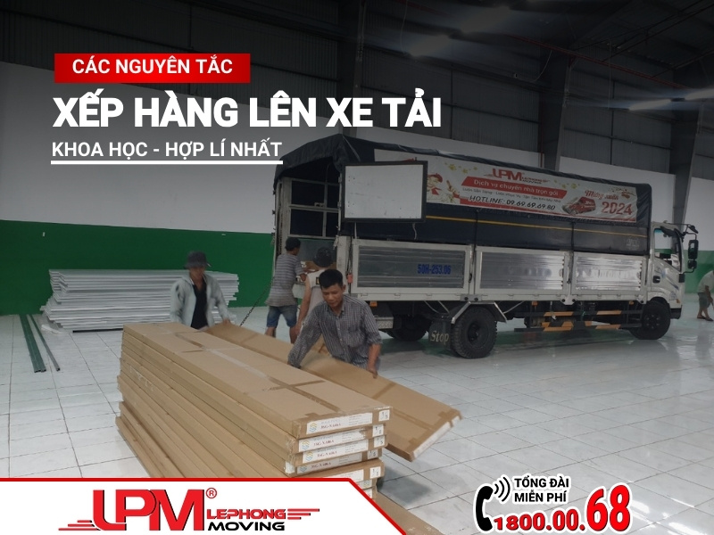 xếp hàng lên xe tải
