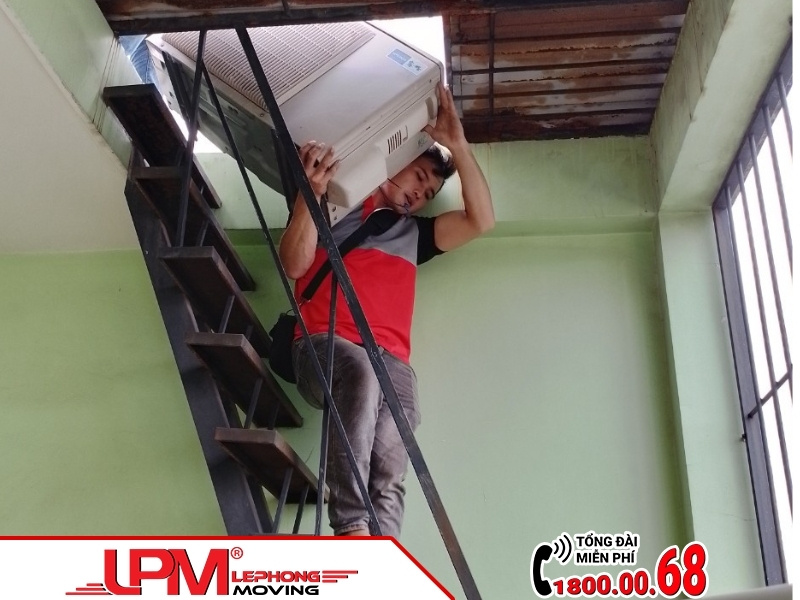 Nhân viên LephongMoving đang vận chuyển nhà trọ cho sinh viên tại TPHCM.