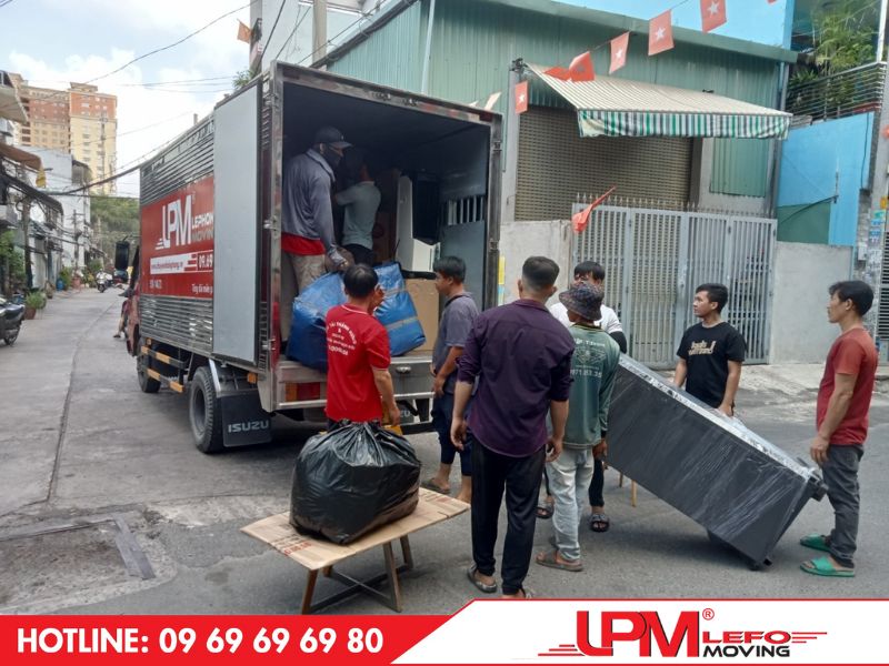 Thuê xe tải 2.5 tấn để vận chuyển hàng hóa may mặc, thời trang tại LefoMoving