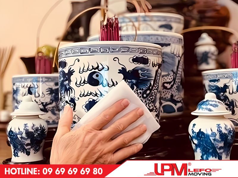 Tránh làm đổ vỡ các đồ vật trên bàn thờ khi dọn dẹp
