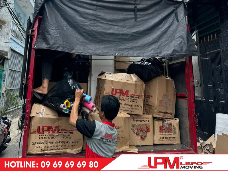 Nhân viên LephongMoving thực hiện chuyển nhà trọn gói