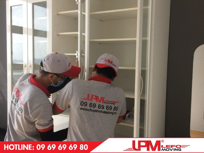 Nhân viên LephongMoving thực hiện chuyển nhà trọn gói cho khách hàng