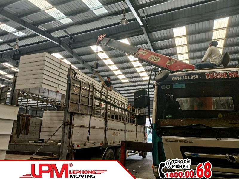 Dịch vụ chuyển kho xưởng Quận 10 trang bị đầy đủ các thiết bị phục vụ di dời hiệu quả