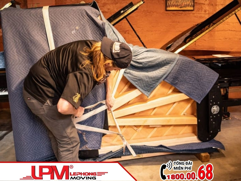 Bọc đàn Piano Grand bằng chăn mềm và ràng dây bên ngoài