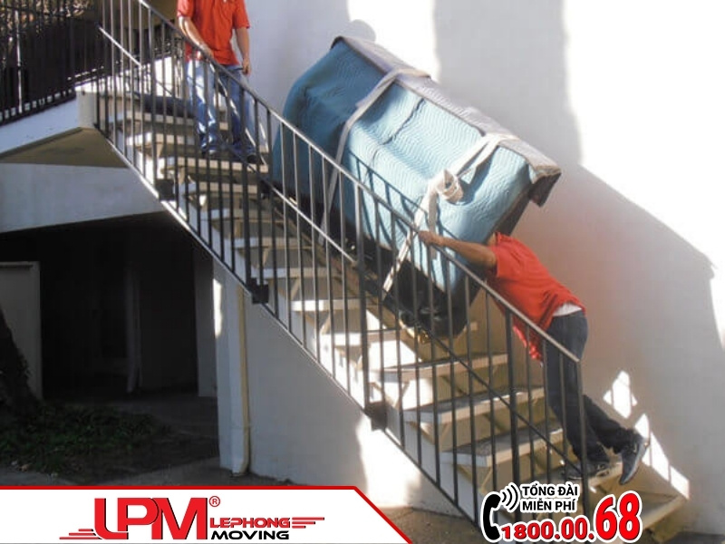 Dùng xe đẩy để vận chuyển đàn Piano Grand xuống cầu thang