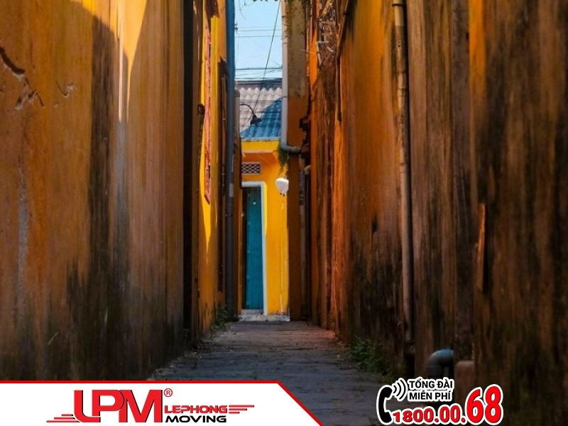 Vận chuyển đàn piano trong hẻm nhỏ