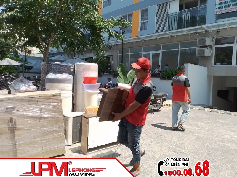 Bạn nên xác định tự chuyển văn phòng hoặc sử dụng dịch vụ vận chuyển dựa trên số lượng đồ đạc và thiết bị