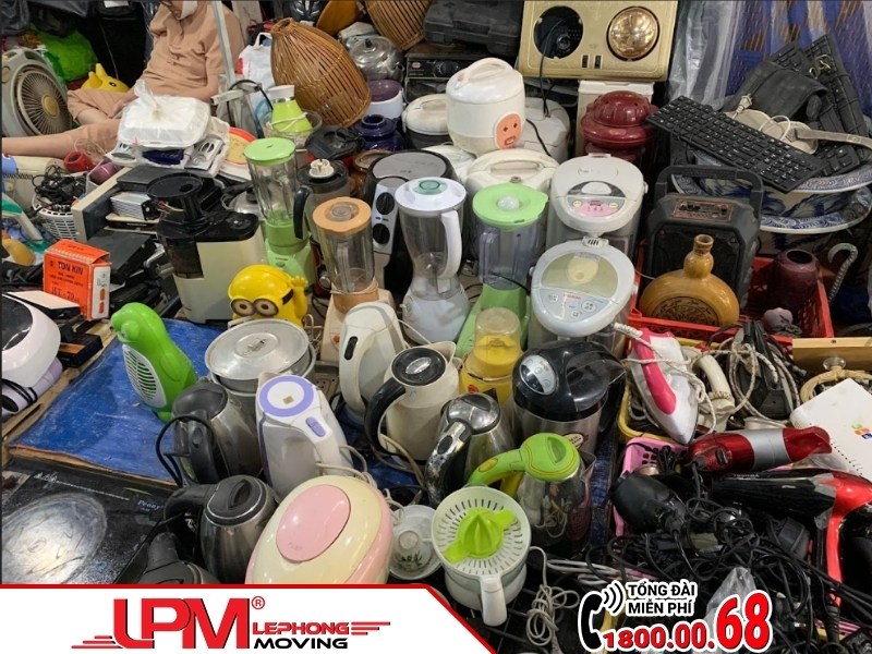 Bán thanh lý đồ đạc trước cửa nhà, văn phòng