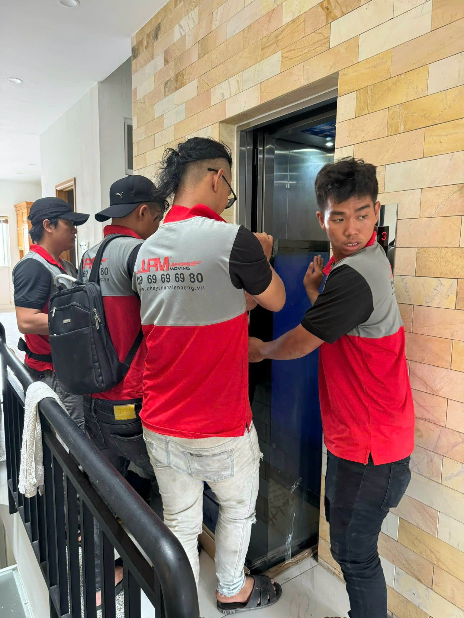 Nhân viên LephongMoving chuyển két sắt