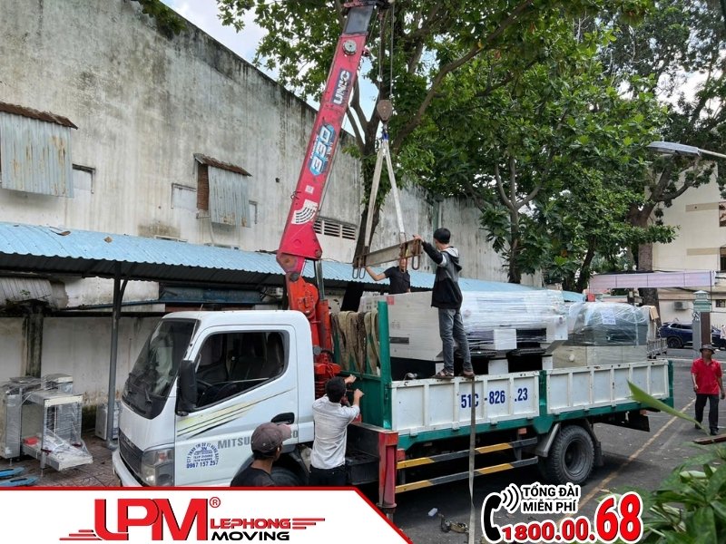 Bốc xếp hàng hàng hóa sử dụng nhân công kết hợp với xe nâng và xe cẩu
