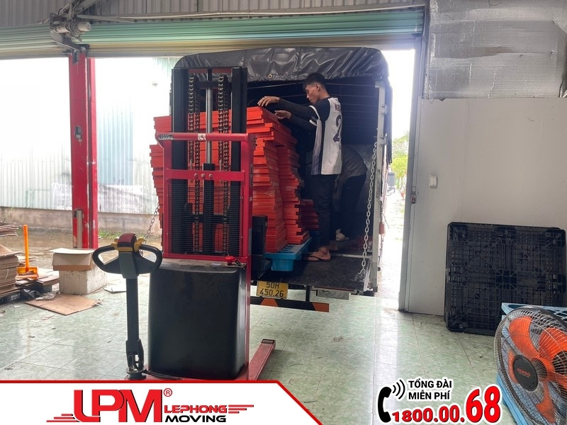 Hệ thống xe nâng giúp vận chuyển hàng hóa dễ dàng nhanh chóng an toàn