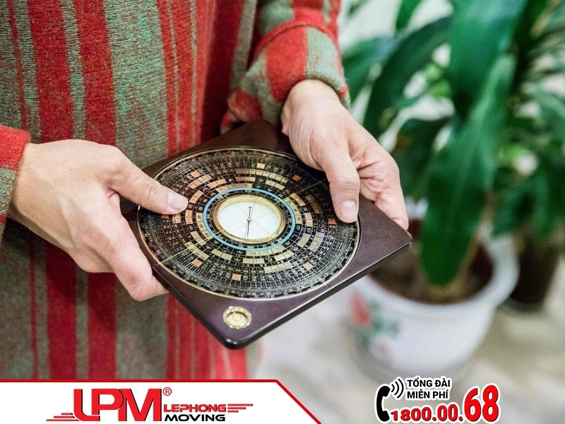 Tham khảo thầy phong thủy là cách nhiều doanh nghiệp lựa chọn để tìm được ngày tốt chuyển văn phòng.