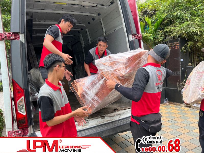 Nhân sự chuyên nghiệp của LephongMoving hỗ trợ khách hàng chuyển nhà xưởng.