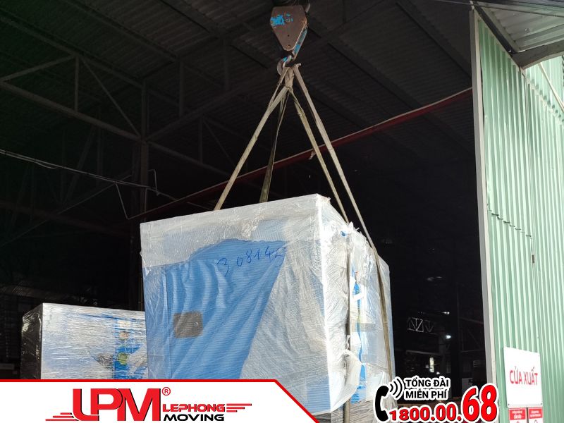 Phương tiện hiện đại hỗ trợ vận chuyển đồ đạc cồng kềnh.