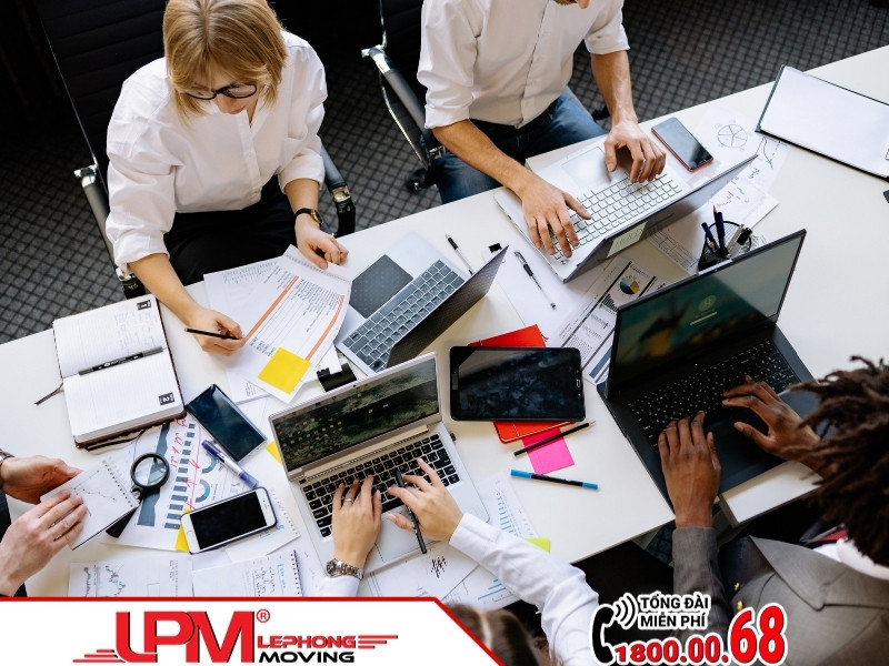 Không gian làm việc trở nên quá chật hẹp, không đủ chỗ cho nhân sự mới