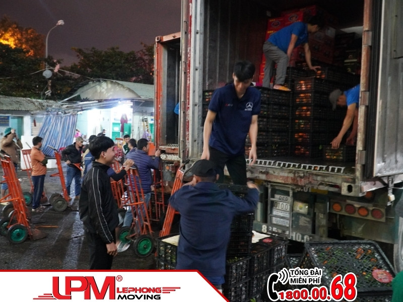 Bốc xếp tại Chợ đầu mối Nông sản Hóc Môn