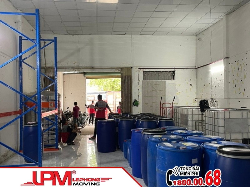 Bốc xếp hàng hóa ở nhà kho Thuận An