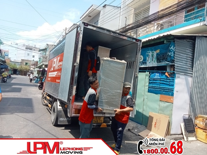 Hình ảnh nhân viên bốc xếp chuyển nhà tại Thủ Dầu Một Bình Dương